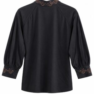 Blusa Elida de Manga Longa com Gola Alta e Detalhes Bordados