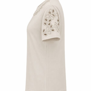 Blusa com Detalhe de Renda Bordada no Decote e nas Mangas