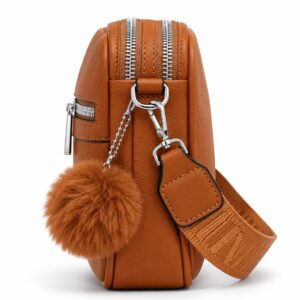 Bolsa Transversal Dupla com Bolso Frontal e Chaveiro Pompom